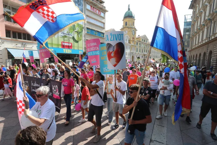 Dvije Hrvatske, dva hoda i poruke: 'Lijepa, pametna, slobodna'; 'Mi smo većina, to je jasno!'