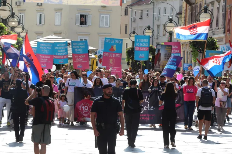 Dvije Hrvatske, dva hoda i poruke: 'Lijepa, pametna, slobodna'; 'Mi smo većina, to je jasno!'