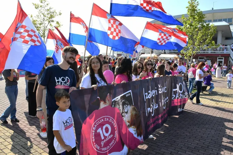 Dvije Hrvatske, dva hoda i poruke: 'Lijepa, pametna, slobodna'; 'Mi smo većina, to je jasno!'