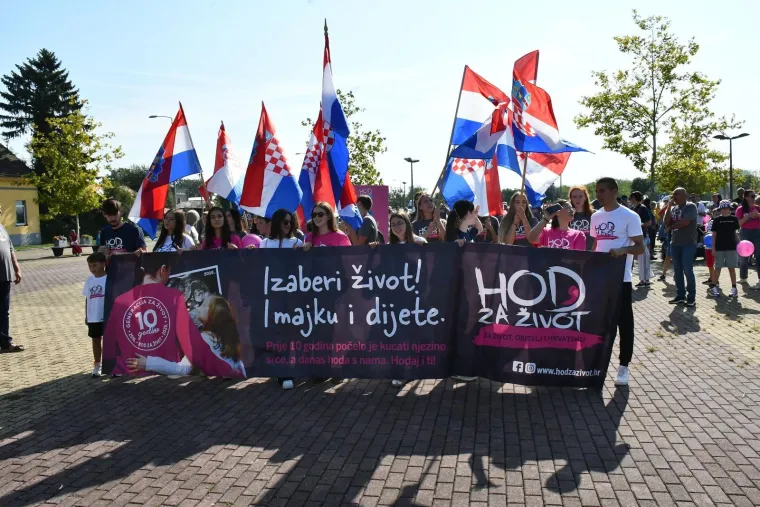 Dvije Hrvatske, dva hoda i poruke: 'Lijepa, pametna, slobodna'; 'Mi smo većina, to je jasno!'