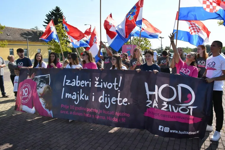 Dvije Hrvatske, dva hoda i poruke: 'Lijepa, pametna, slobodna'; 'Mi smo većina, to je jasno!'