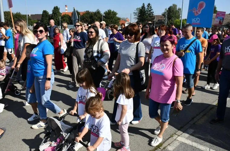 Dvije Hrvatske, dva hoda i poruke: 'Lijepa, pametna, slobodna'; 'Mi smo većina, to je jasno!'