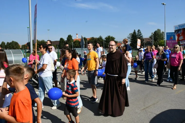 Dvije Hrvatske, dva hoda i poruke: 'Lijepa, pametna, slobodna'; 'Mi smo većina, to je jasno!'