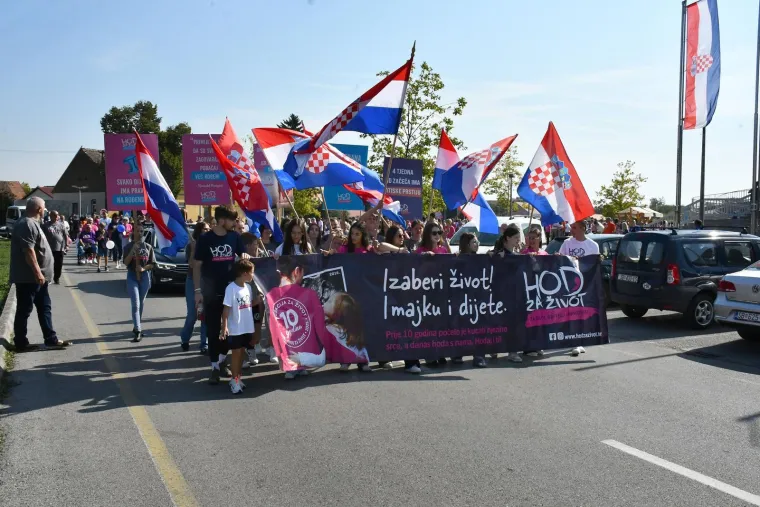 Dvije Hrvatske, dva hoda i poruke: 'Lijepa, pametna, slobodna'; 'Mi smo većina, to je jasno!'