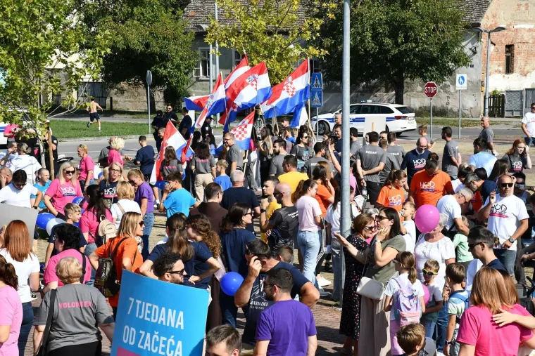 Dvije Hrvatske, dva hoda i poruke: 'Lijepa, pametna, slobodna'; 'Mi smo većina, to je jasno!'
