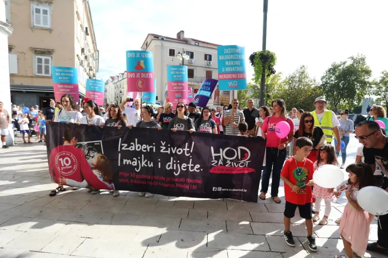 Dvije Hrvatske, dva hoda i poruke: 'Lijepa, pametna, slobodna'; 'Mi smo većina, to je jasno!'