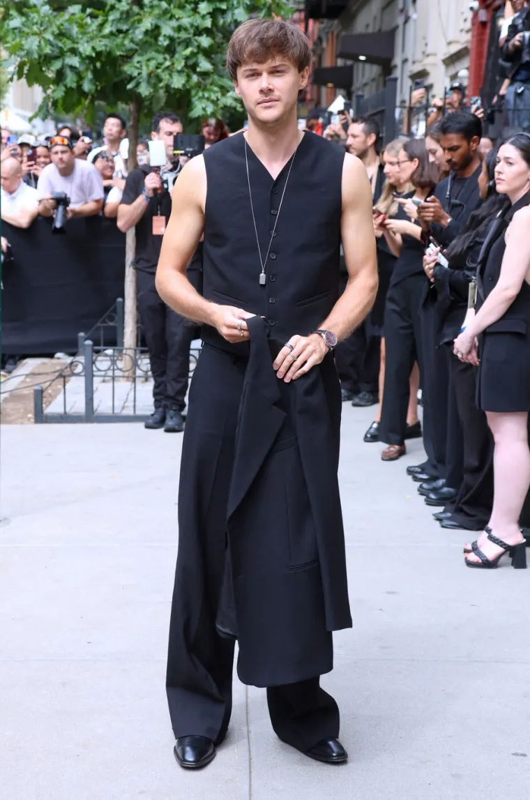 Tjedan mode u New Yorku: Prozirna haljina Dakote Johnson podigla pra&scaron;inu, a evo &scaron;to su odjenuli ostali