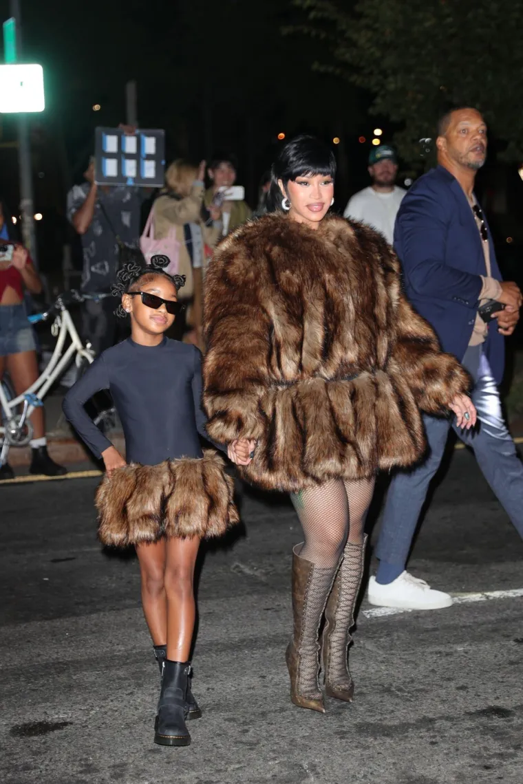 Tjedan mode u New Yorku: Prozirna haljina Dakote Johnson podigla pra&scaron;inu, a evo &scaron;to su odjenuli ostali