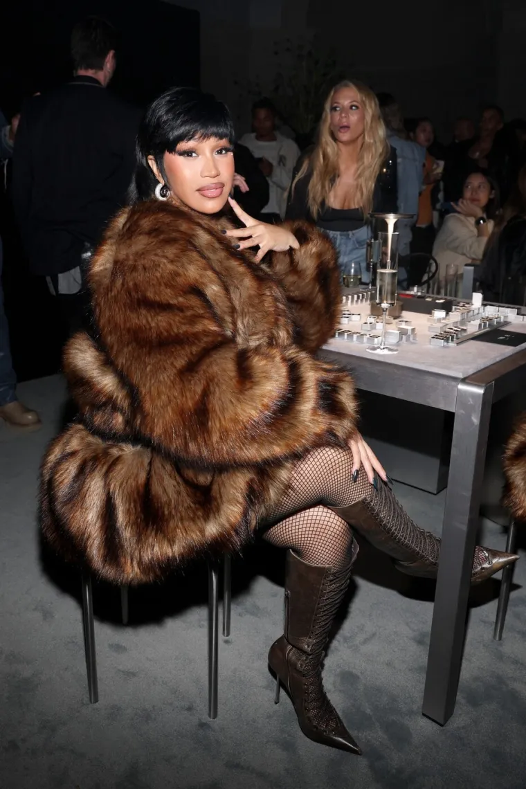 Tjedan mode u New Yorku: Prozirna haljina Dakote Johnson podigla pra&scaron;inu, a evo &scaron;to su odjenuli ostali