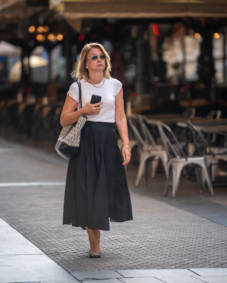 Plavokosa dama profinjenim stilom razoružala prolaznike: Tako jednostavna plijenila poglede