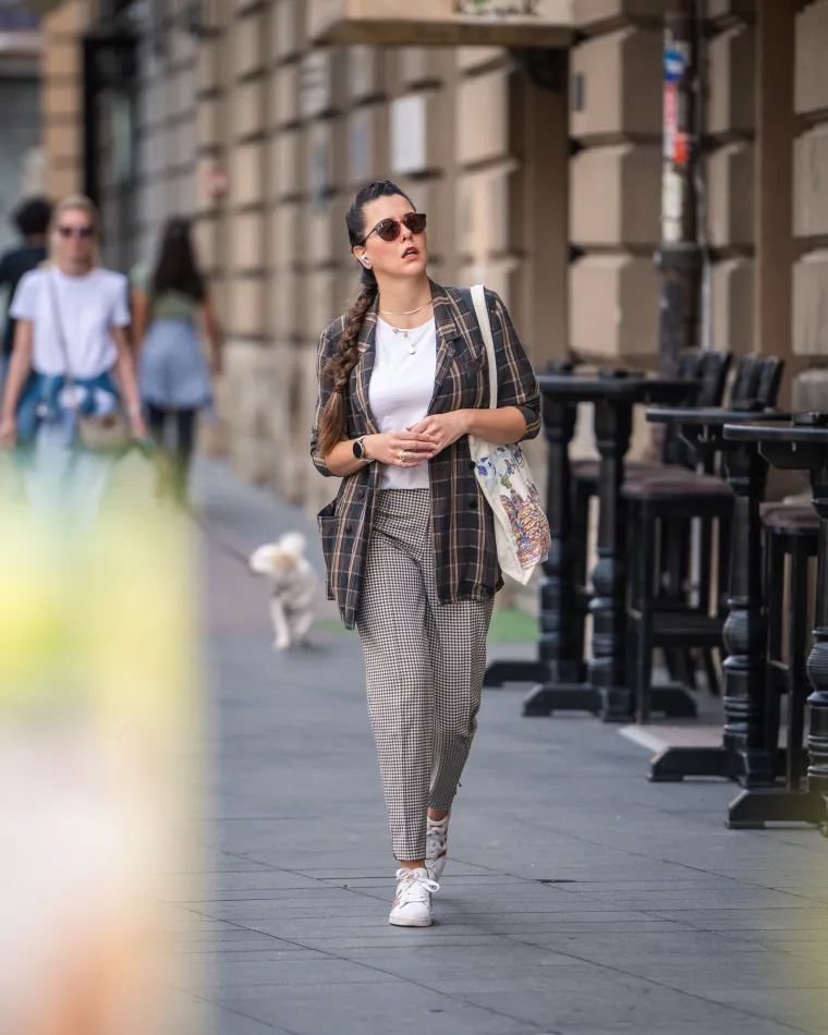 Plavokosa dama profinjenim stilom razoružala prolaznike: Tako jednostavna plijenila poglede