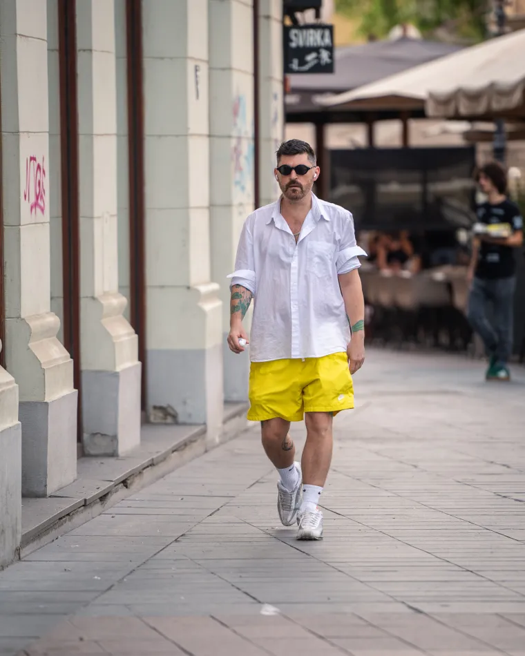 Plavokosa dama profinjenim stilom razoružala prolaznike: Tako jednostavna plijenila poglede