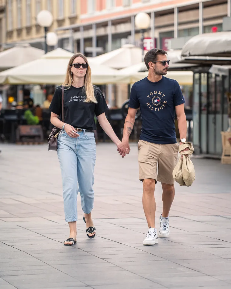 Plavokosa dama profinjenim stilom razoružala prolaznike: Tako jednostavna plijenila poglede