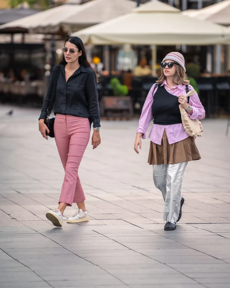 Plavokosa dama profinjenim stilom razoružala prolaznike: Tako jednostavna plijenila poglede