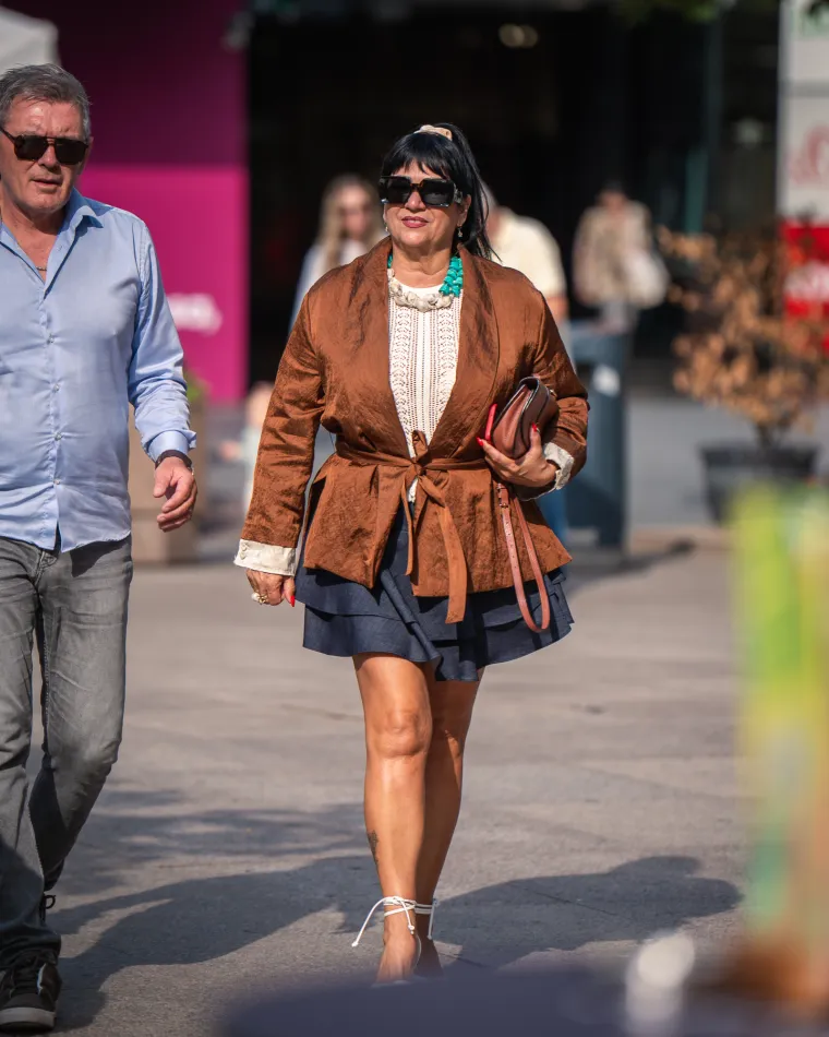 Plavokosa dama profinjenim stilom razoružala prolaznike: Tako jednostavna plijenila poglede