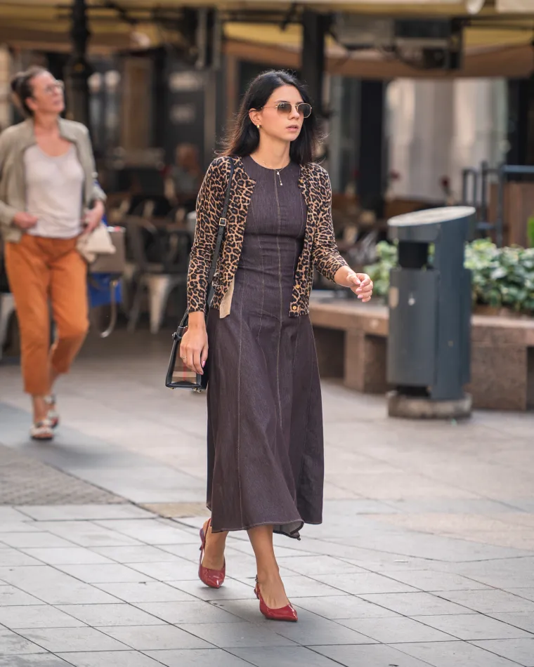 Plavokosa dama profinjenim stilom razoružala prolaznike: Tako jednostavna plijenila poglede