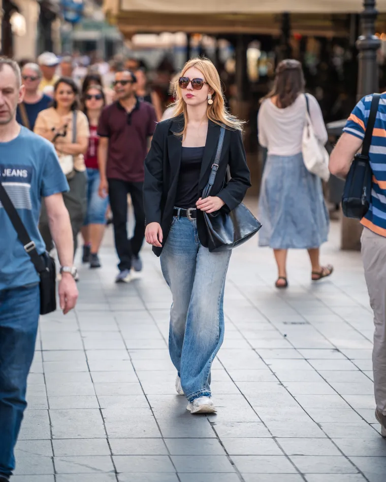 Plavokosa dama profinjenim stilom razoružala prolaznike: Tako jednostavna plijenila poglede