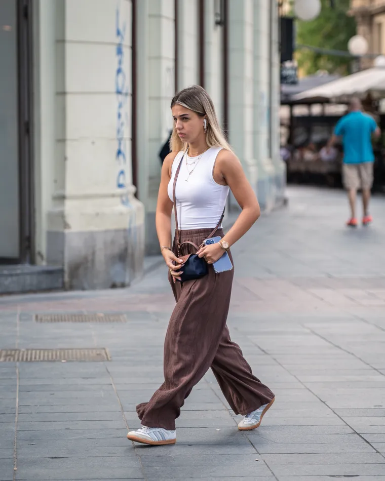 Plavokosa dama profinjenim stilom razoružala prolaznike: Tako jednostavna plijenila poglede