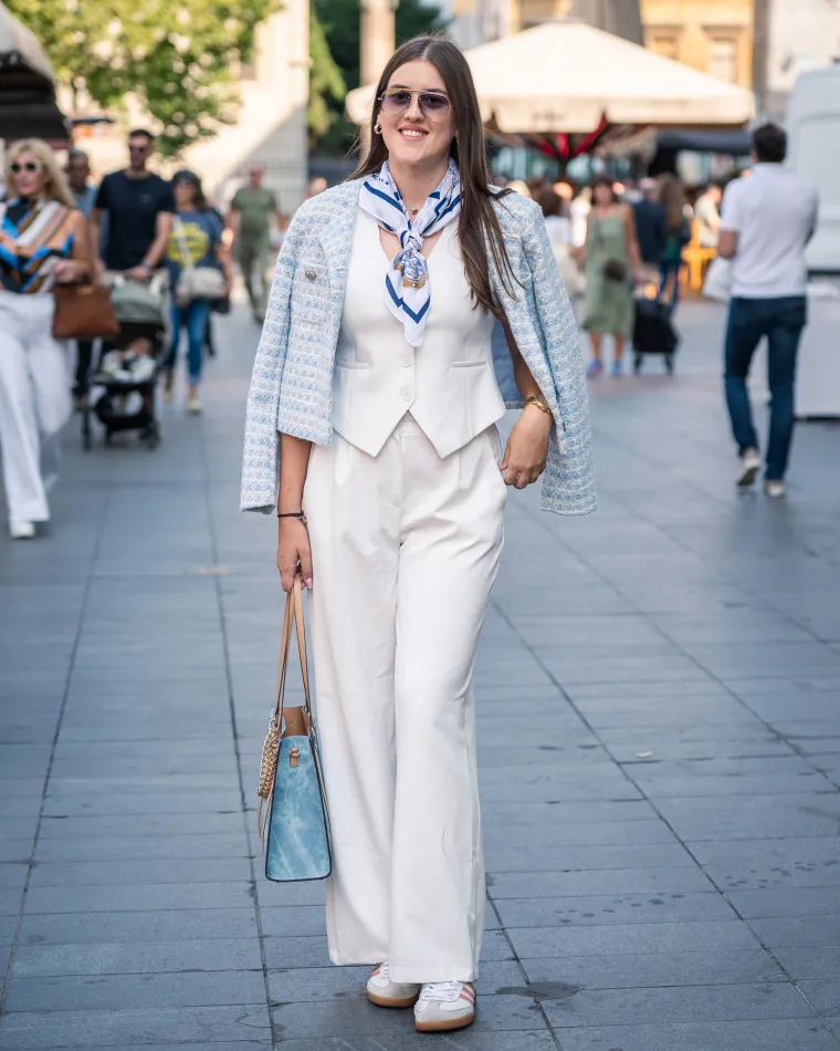 Plavokosa dama profinjenim stilom razoružala prolaznike: Tako jednostavna plijenila poglede