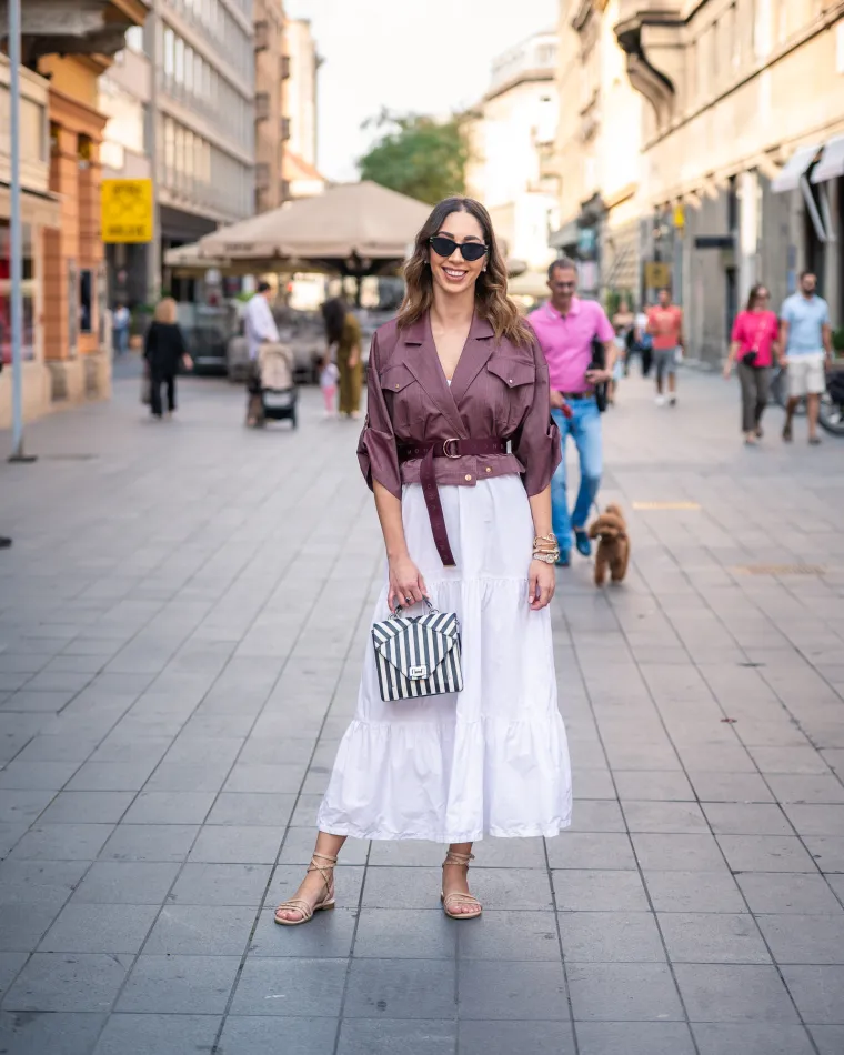 Plavokosa dama profinjenim stilom razoružala prolaznike: Tako jednostavna plijenila poglede