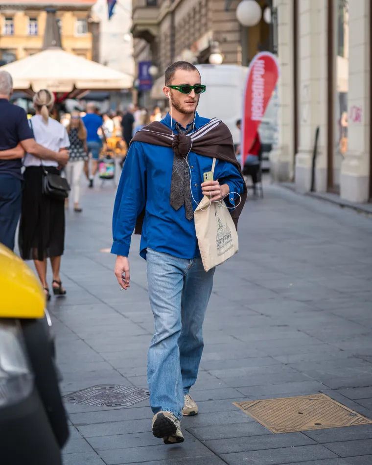 Plavokosa dama profinjenim stilom razoružala prolaznike: Tako jednostavna plijenila poglede