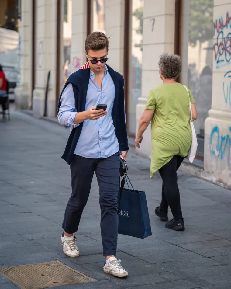 Plavokosa dama profinjenim stilom razoružala prolaznike: Tako jednostavna plijenila poglede