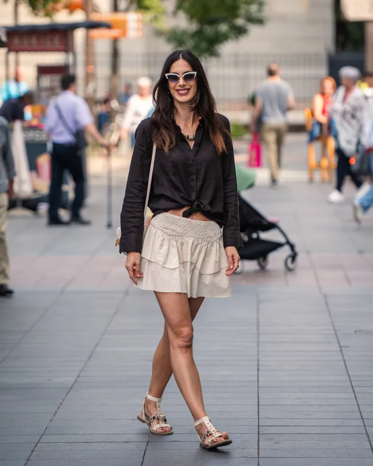 Plavokosa dama profinjenim stilom razoružala prolaznike: Tako jednostavna plijenila poglede