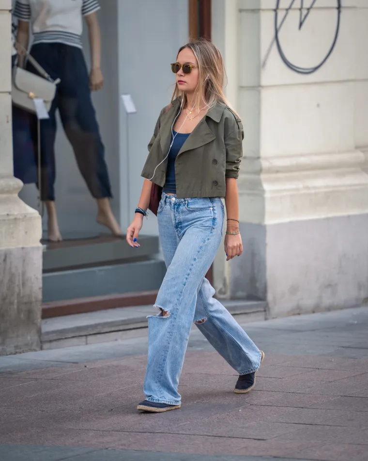 Plavokosa dama profinjenim stilom razoružala prolaznike: Tako jednostavna plijenila poglede