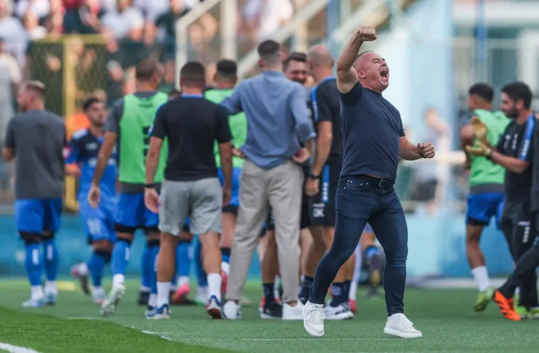 Nepoznata brineta plijenila pažnju na utakmici Varaždina i Hajduka dok je silazila niz tribinu