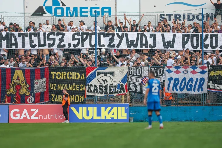 Nepoznata brineta plijenila pažnju na utakmici Varaždina i Hajduka dok je silazila niz tribinu