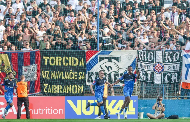 Nepoznata brineta plijenila pažnju na utakmici Varaždina i Hajduka dok je silazila niz tribinu