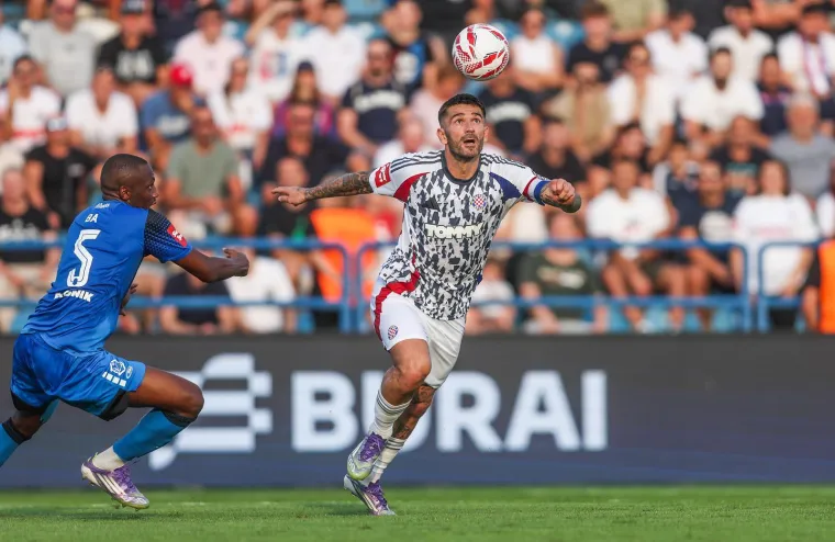 Nepoznata brineta plijenila pažnju na utakmici Varaždina i Hajduka dok je silazila niz tribinu