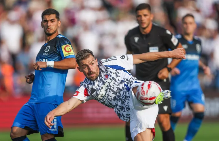 Nepoznata brineta plijenila pažnju na utakmici Varaždina i Hajduka dok je silazila niz tribinu