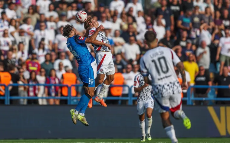 Nepoznata brineta plijenila pažnju na utakmici Varaždina i Hajduka dok je silazila niz tribinu