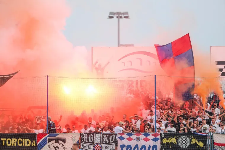 Nepoznata brineta plijenila pažnju na utakmici Varaždina i Hajduka dok je silazila niz tribinu