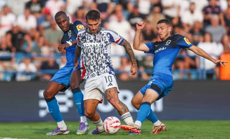 Nepoznata brineta plijenila pažnju na utakmici Varaždina i Hajduka dok je silazila niz tribinu