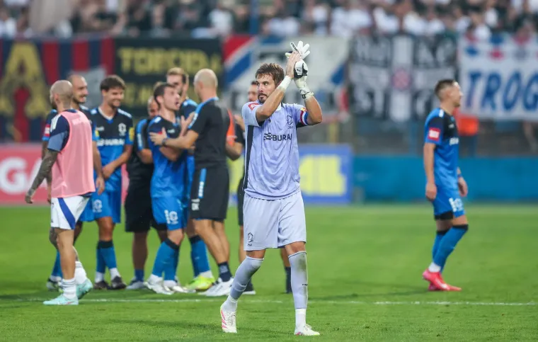 Nepoznata brineta plijenila pažnju na utakmici Varaždina i Hajduka dok je silazila niz tribinu