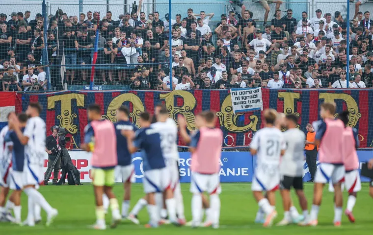 Nepoznata brineta plijenila pažnju na utakmici Varaždina i Hajduka dok je silazila niz tribinu