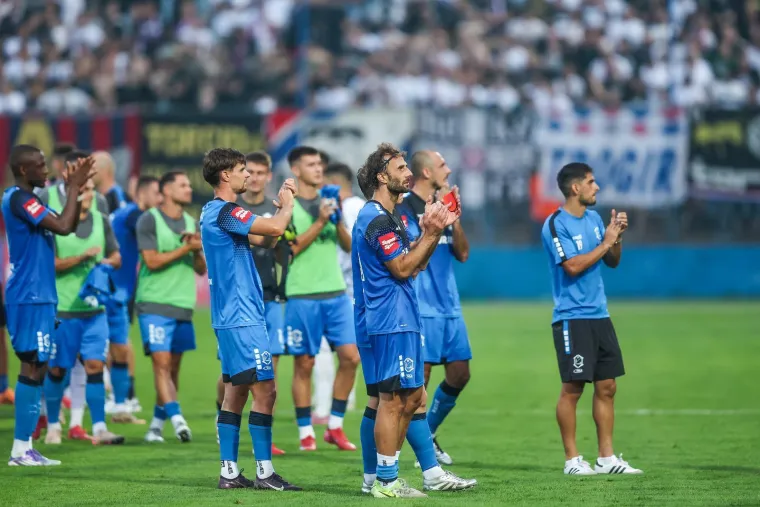 Nepoznata brineta plijenila pažnju na utakmici Varaždina i Hajduka dok je silazila niz tribinu