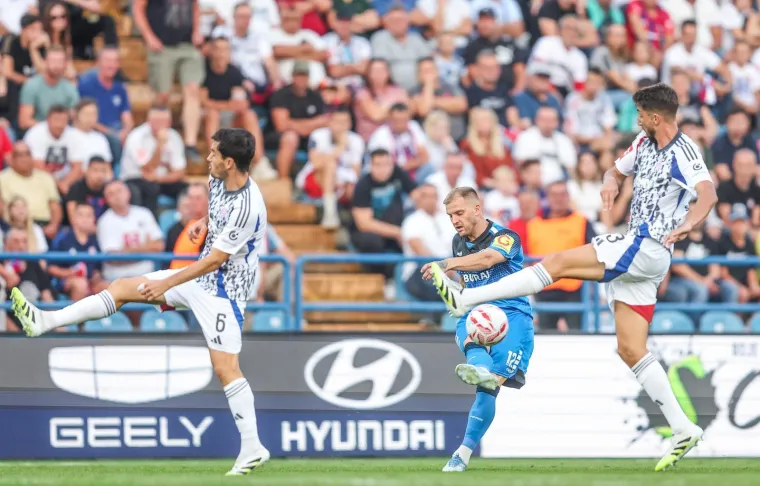 Nepoznata brineta plijenila pažnju na utakmici Varaždina i Hajduka dok je silazila niz tribinu