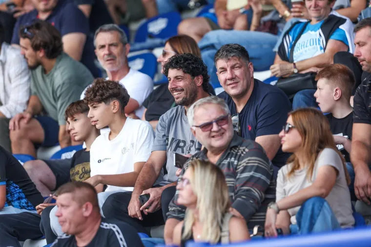 Nepoznata brineta plijenila pažnju na utakmici Varaždina i Hajduka dok je silazila niz tribinu