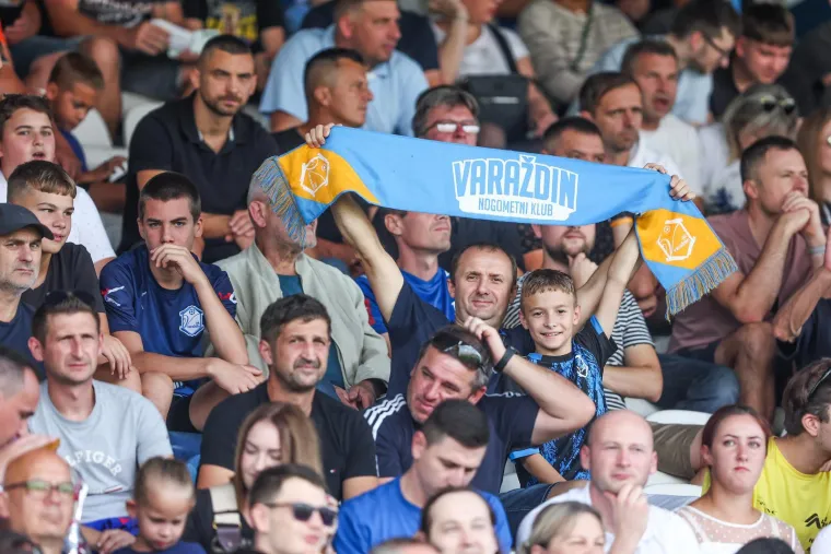 Nepoznata brineta plijenila pažnju na utakmici Varaždina i Hajduka dok je silazila niz tribinu