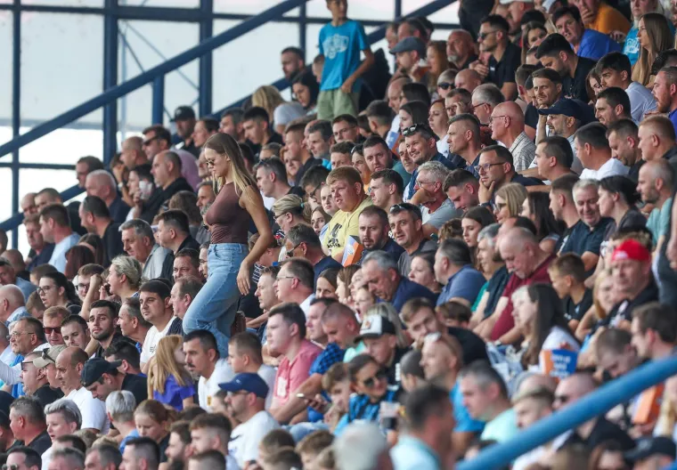 Nepoznata brineta plijenila pažnju na utakmici Varaždina i Hajduka dok je silazila niz tribinu