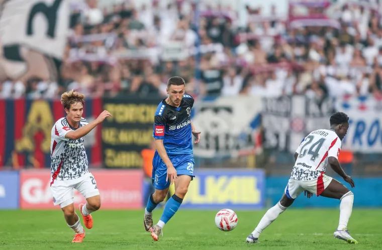 Nepoznata brineta plijenila pažnju na utakmici Varaždina i Hajduka dok je silazila niz tribinu