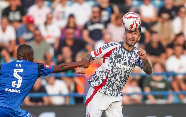 Nepoznata brineta plijenila pažnju na utakmici Varaždina i Hajduka dok je silazila niz tribinu