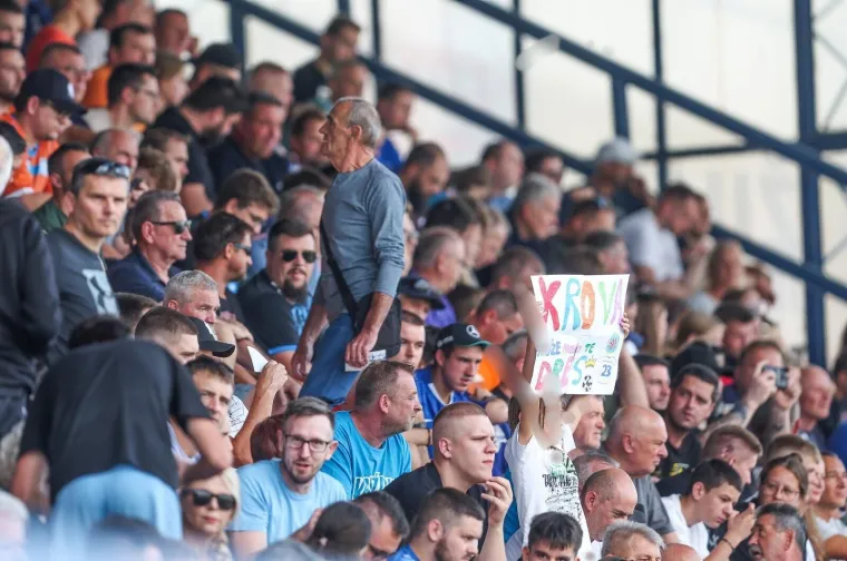 Nepoznata brineta plijenila pažnju na utakmici Varaždina i Hajduka dok je silazila niz tribinu