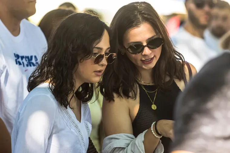 Frizura za pet, a tek outfit? Atraktivna brineta bila je lijek za umorne oči, istaknula se u gomili