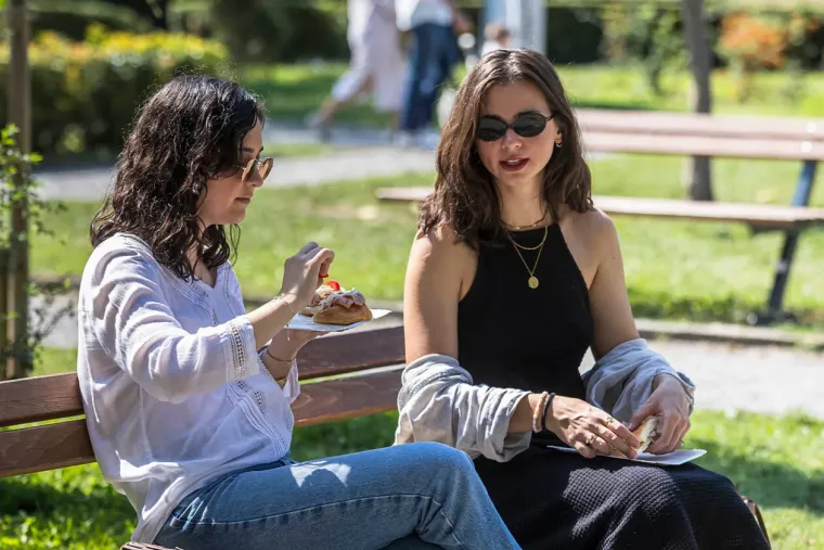 Frizura za pet, a tek outfit? Atraktivna brineta bila je lijek za umorne oči, istaknula se u gomili