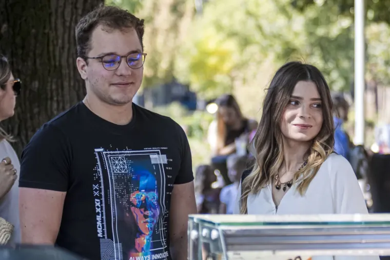 Frizura za pet, a tek outfit? Atraktivna brineta bila je lijek za umorne oči, istaknula se u gomili