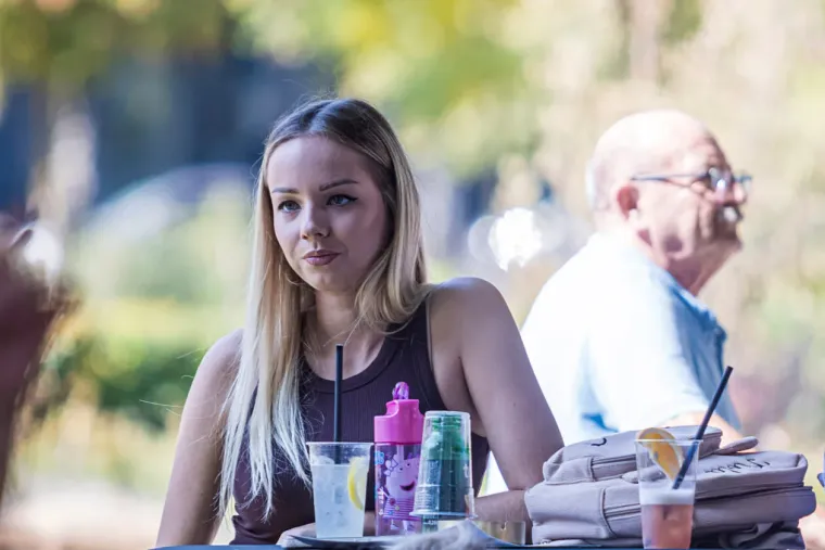 Frizura za pet, a tek outfit? Atraktivna brineta bila je lijek za umorne oči, istaknula se u gomili